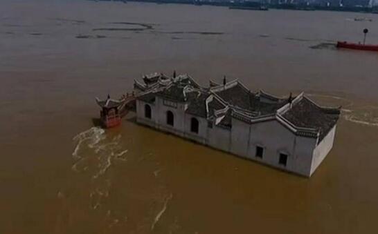“万里长江第一阁”  700年古建筑洪水中屹立不倒