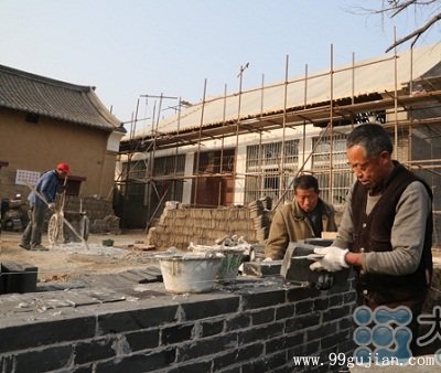 宝丰县专业施工人员对清代“杨家大院”修缮保护